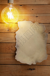 木桌上的旧纸文字空间灯泡图片
