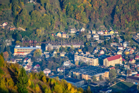 山中的村庄在一个秋日图片