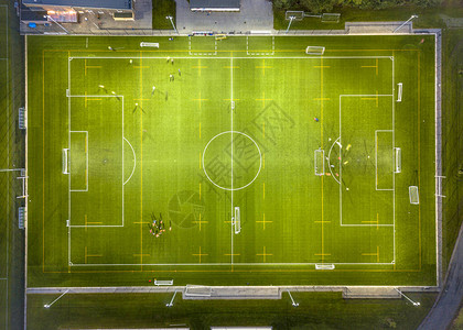 足球场空中观球运动员晚上在明亮的体育图片