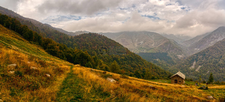 在秋天季节的山风景图片