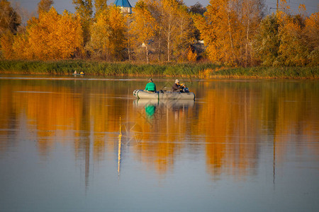 秋天在湖边的渔船上美丽的秋天风景水上图片