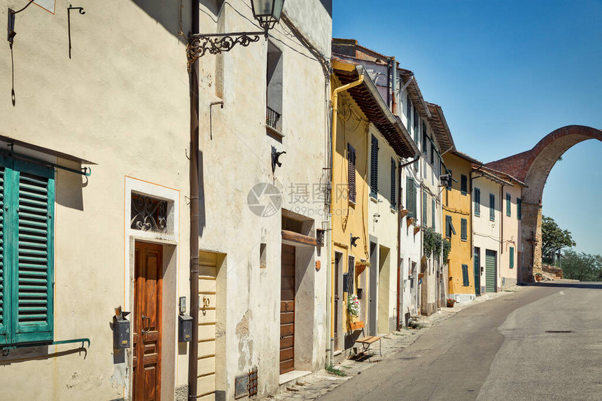 位于ValdArno狭小街道建筑的Montopoli与CastruccioCastracani中世纪拱门图片
