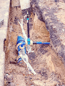 蓝水管和有塑料管分支的300毫米管道上的关闭阀门修理饮用水系统开放挖图片