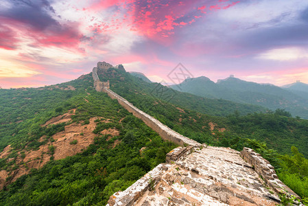 长城在黄昏的金山岭段图片