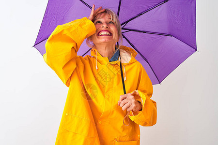 中年妇女穿着雨衣和紫色雨伞图片