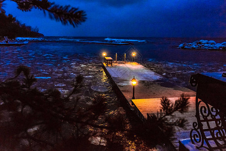 寒冬夜晚海景有码头温暖图片