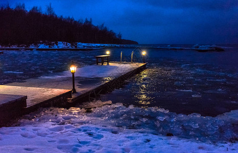 寒冬夜晚海景有码头寒冷图片