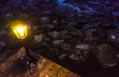 冬季湖码头边缘的小街道灯图片