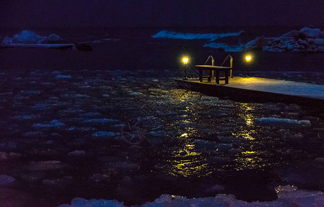 海景与夜湾与码头和浮冰图片
