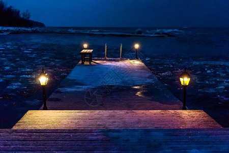 夜晚湖中冬湾木码头的灯光图片