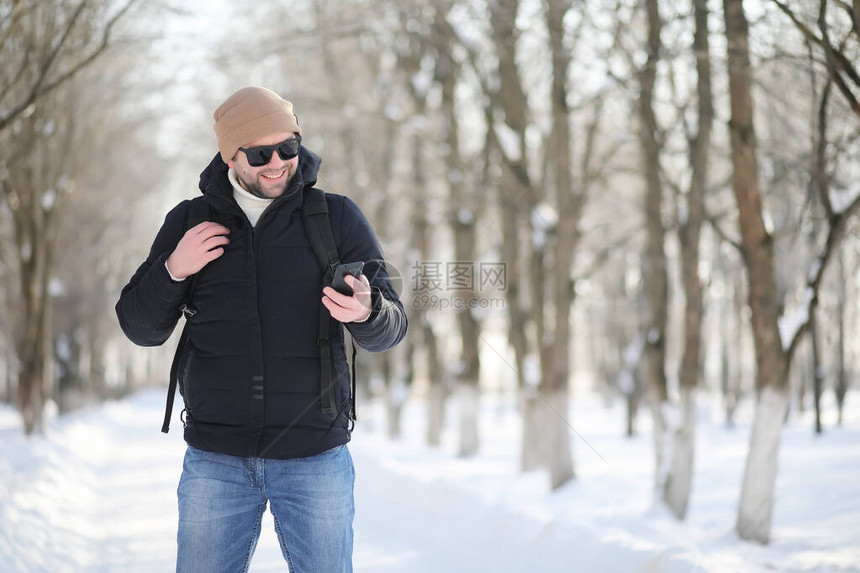 背着书包的男人寒冬哒图片