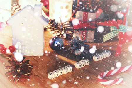 带松果和蜡烛的新年雪桌图片