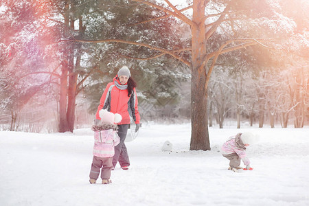 孩子们在冬天在公园里散步冬季森林家庭带着孩子散步寒冷的冬日图片