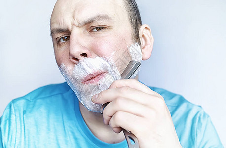 一个人在前刮胡子剃图片