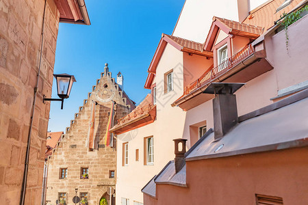 纽伦堡色彩缤纷风景如画的街道和半木结构房屋高清图片
