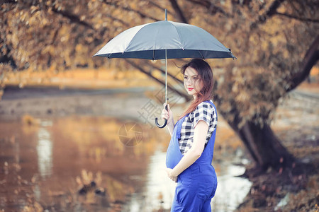 秋天的小女孩在多雨的天气里图片