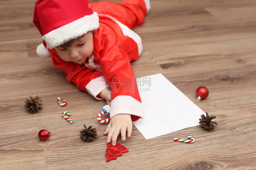 小孩正在给圣诞老人写信图片