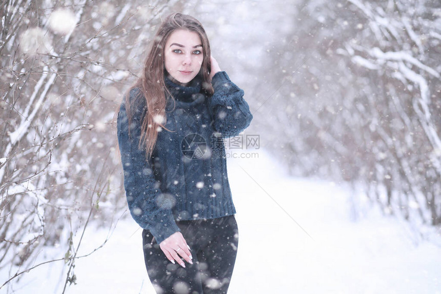 女孩在冬天公园在图片