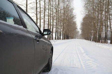 汽车在田野里下雪的冬天路上图片