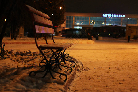 冬夜街上长凳的景色图片