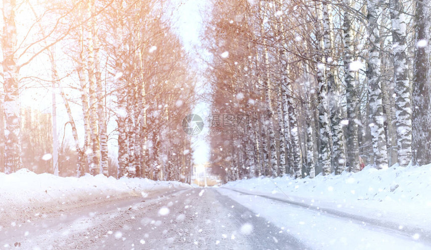 冬季风雪覆盖了大面积的地表冬天有一个图片