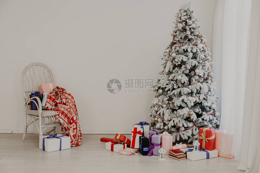 圣诞树与新年回家的礼物图片