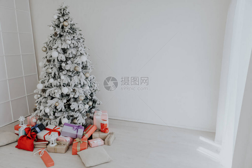 圣诞树与新年回家的礼物图片