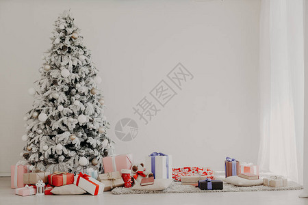 圣诞树与回家的礼物图片