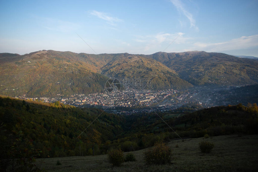 秋天下午喀尔巴阡山中一图片