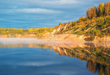 明亮的太阳照耀着清晨沉雾湖海岸秋天风景列宁格勒地区图片