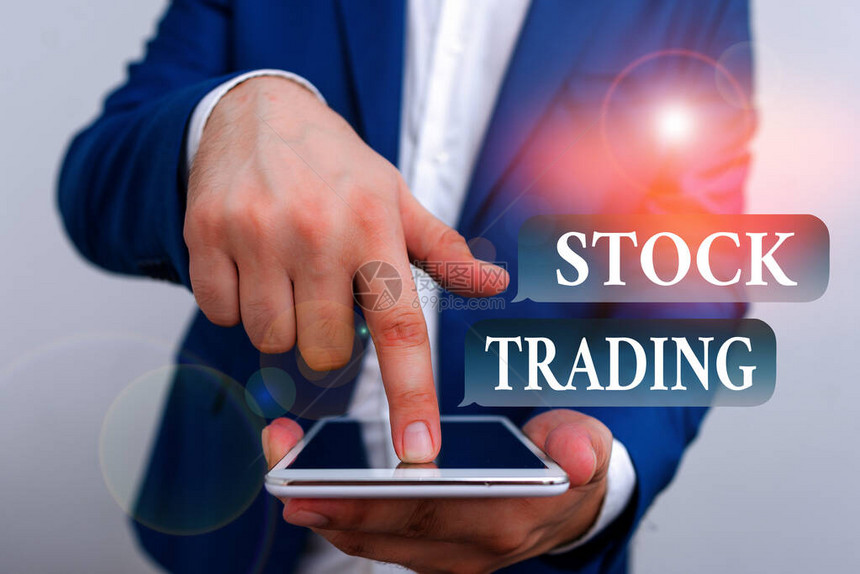 显示股票交易的文本符号商业照片展示了在交易所地板上以电子方式买卖证券的商人在蓝色套房中的膝图片