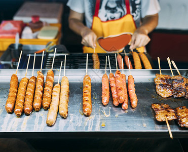 东南亚一个夜市的美味烤猪肉和鸡肉香肠图片