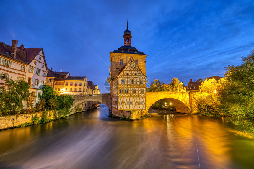 德国巴伐利亚著名的班伯格老城厅晚上在图片