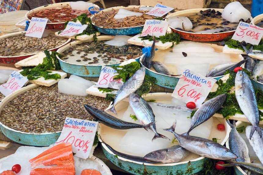 供在意大利那不勒斯市场销售的海食图片