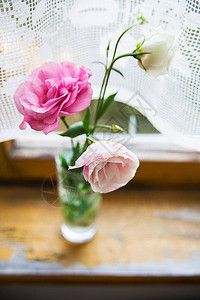 窗台上有一束美丽的粉红色和白色花朵图片