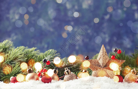 与金星的圣诞节背景新年装饰雪堆和金色散景图片