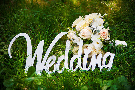 户外婚礼和新娘花束的词图片