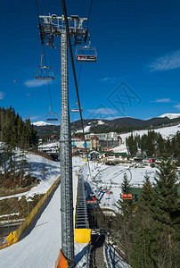 乌克兰喀尔巴阡山脉冬季度假胜地Bukovel的山坡上雪滑坡图片