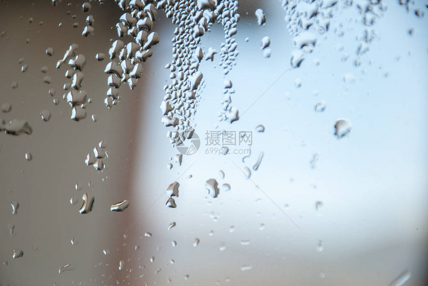 玻璃上的天然水滴图片