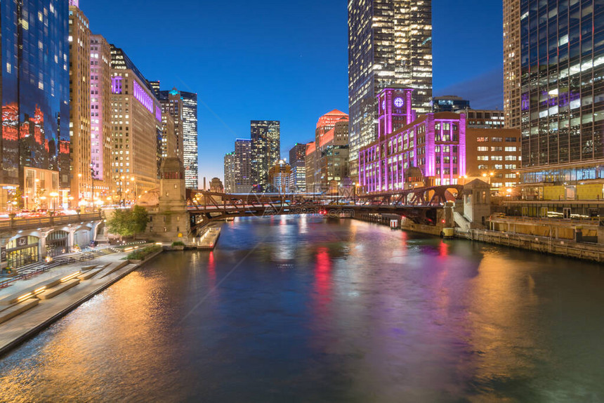 芝加哥河边天际的景色以蓝色时钟向图片