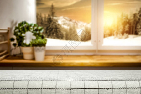 窗外厨房外的寒冷冬季阳光风景图片