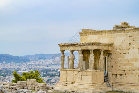 在希腊雅典市上俯瞰的杂技城上的装饰雕像是Erechtheion图片