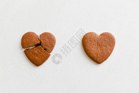 两个心形的饼干背景图片