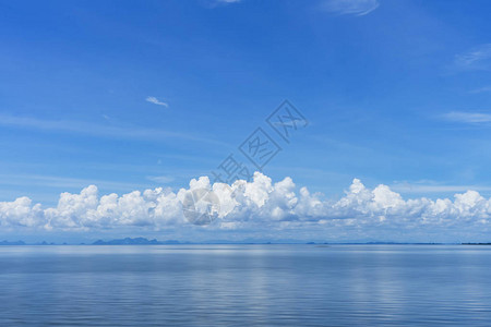 蓝天背景与湖上的白云图片