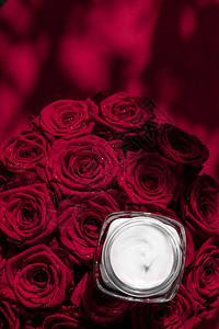 奢华化妆品牌和抗衰老概念面霜皮肤保湿剂和红玫瑰花卉背景的豪华护肤化妆品作为美容品牌背景图片
