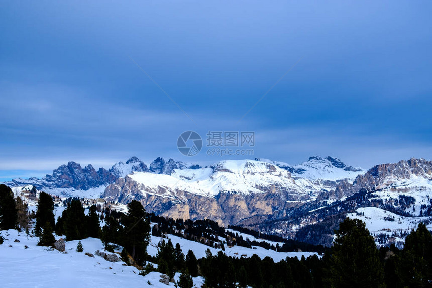 意大利阿尔卑斯山上载着雪的云图片