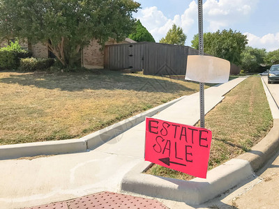 美国德克萨斯州达拉斯附近郊区的红色房地产销售标志图片