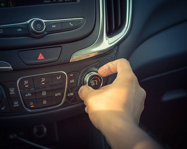 现代汽车冷却温度的右手旋钮调节到67华氏度亚洲男手在仪图片