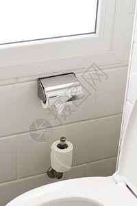 酒店家庭浴室内挂着白色的白色卫生纸卷图片