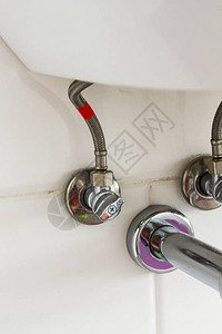 将卫生管道连接到旅馆家洗浴间厕所的陶瓷水池图片